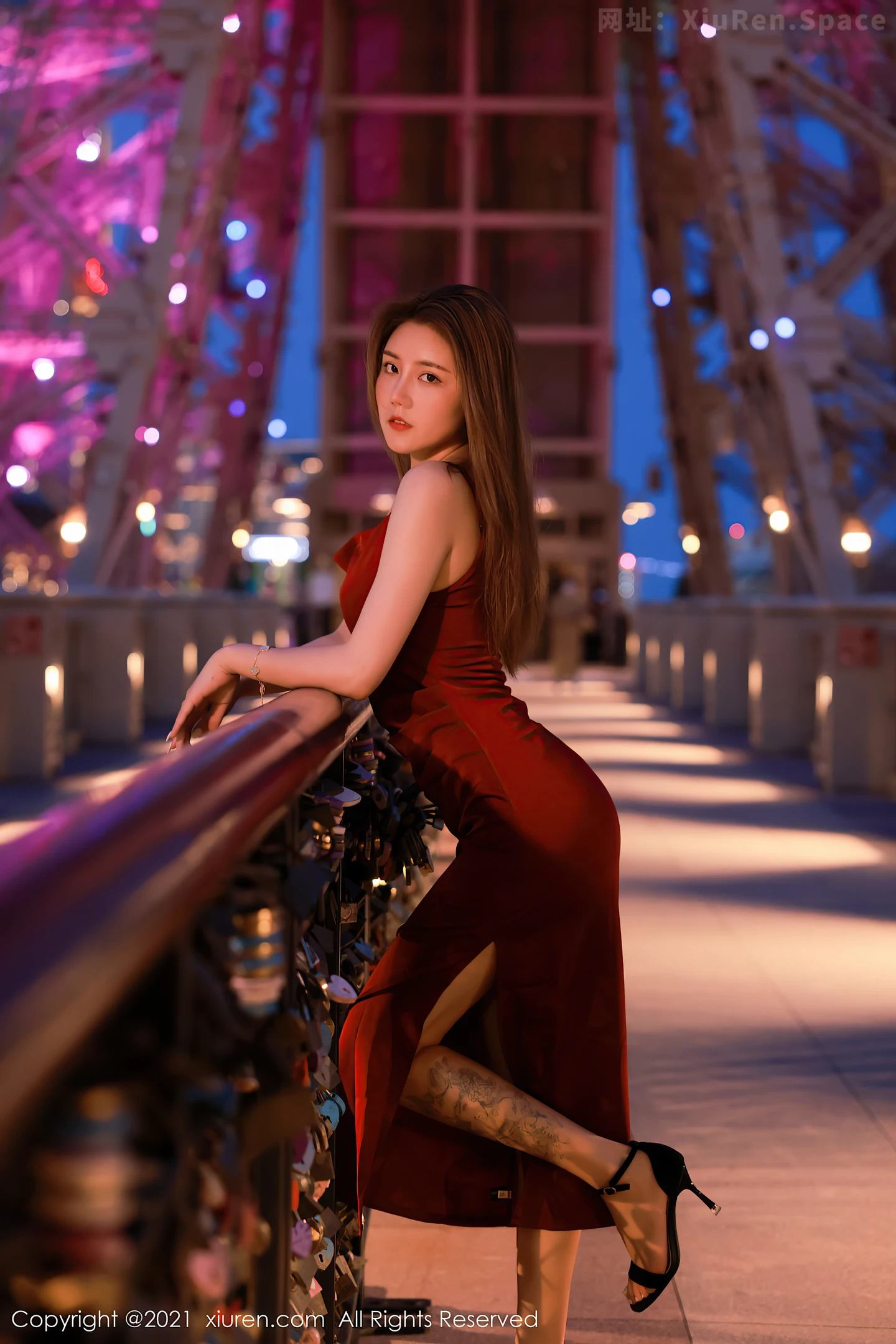 图片[3]-[XiuRen秀人网]VOL.3823 模特夏西CiCi澳门旅拍猩红华丽吊裙半脱秀白嫩肌肤迷人诱惑写真50P-秀人网官方网站